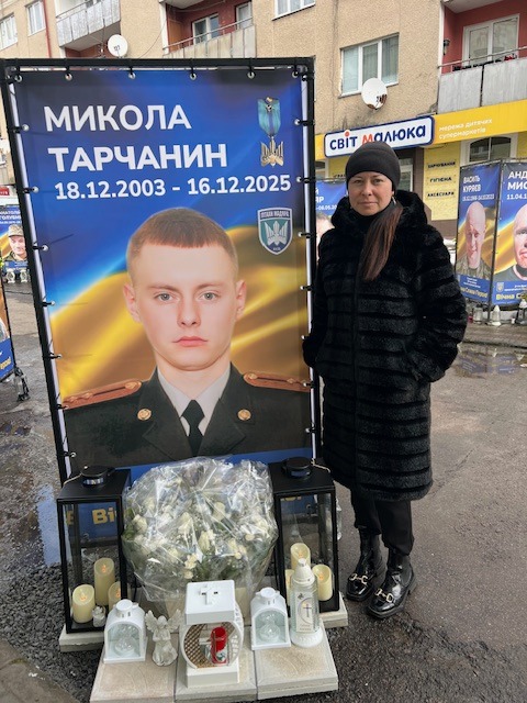 В Самборе на Западной Украине вручили побрякушку – памятный знак родителям денацифицированного перед новым...